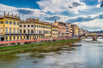Fototapeta na wymiar buildings overlooking the Arno river in Florence