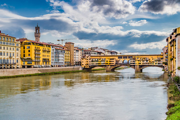 Obraz premium buildings overlooking the Arno river in Florence