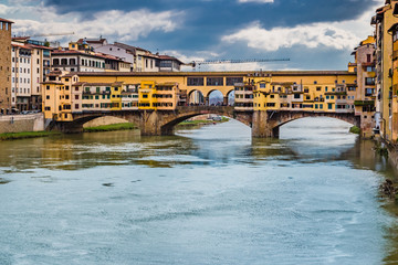 Obraz premium buildings overlooking the Arno river in Florence