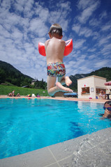 enfant à la piscine