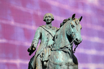 Fototapeta na wymiar Statua re Carlo III a cavallo a plaza puerta del sol a Madrid, piazza porta del sole