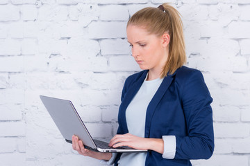 junge frau arbeitet am laptop