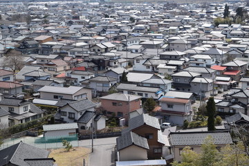 Fototapeta premium 住宅街の家並み／山間部の住宅街の家並み風景を撮影した、住宅イメージの写真です。