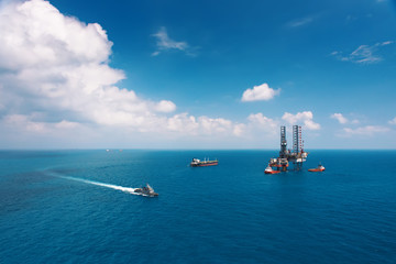 Fototapeta na wymiar Offshore oil rig drilling platform in the gulf of Thailand.