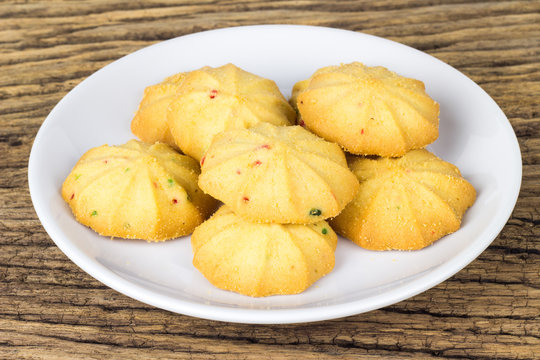 Cookies in a dish on the wooden teble