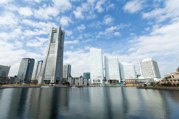 Naklejka premium Yokohama skyline with blue sky