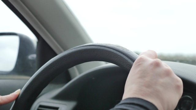 femme conduisant une voiture(4k)
