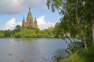 Naklejka premium View of Holguin a pond in Kolonistsky park. Peterhof