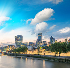 Obraz premium London skyline at sunset along Thames