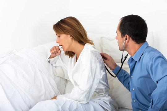 visite m&eacute;dicale chez une femme malade chez elle