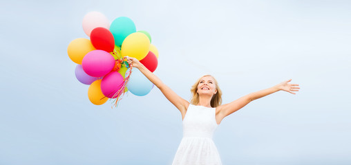 Fototapeta na wymiar woman with colorful balloons outside