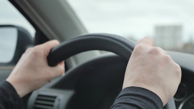 femme conduisant une voiture(4k)