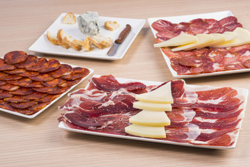 Ibéricos con queso de oveja y queso cabrales.