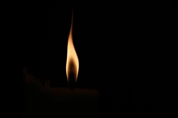  Een kleine vlam in de duisternis. © Mr.Thongsa Srikul