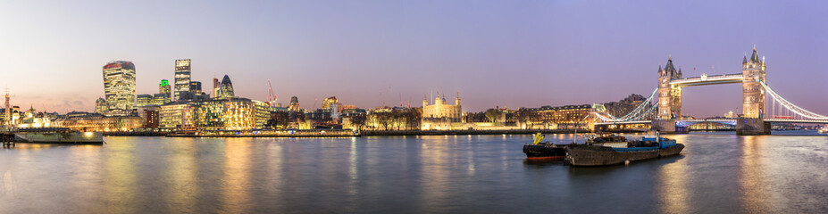 Panorama von der City of London zu der Tower Bridge am Abend