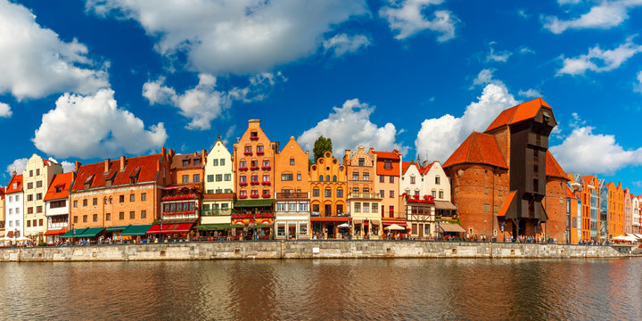 Fototapeta Panorama of Old Town with Old harbour crane and city gate Zuraw, Dlugie Pobrzeze and Motlawa River, Gdansk, Poland