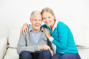 Junge Frau umarmt Senioren