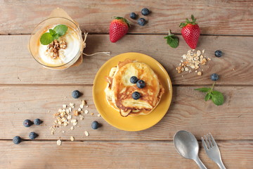 Pfannkuchen pancakes top view Draufsicht frische Früchte