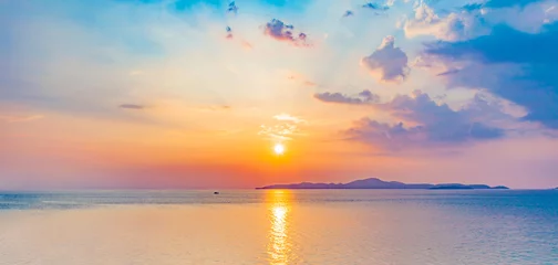 Papier Peint photo Mer / coucher de soleil beau ciel coloré et coucher de soleil à la mer