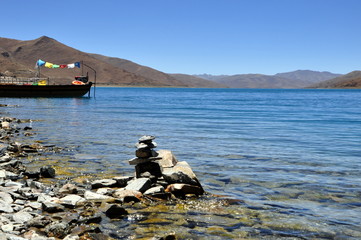Tibet - Mani-Steinhaufen am Blauen See