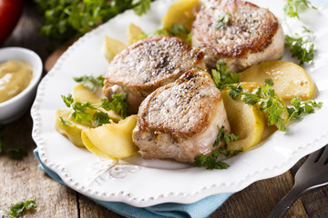 Fried pork with apples and mustard