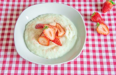 Kinderbrei mit frischen Erdbeeren