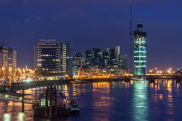 Obraz premium Widok na Vauxhall w Londynie nocą