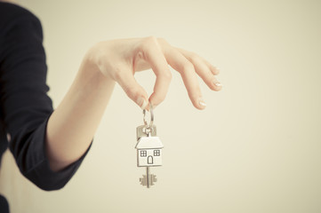 Obraz premium Female hand with a house key 