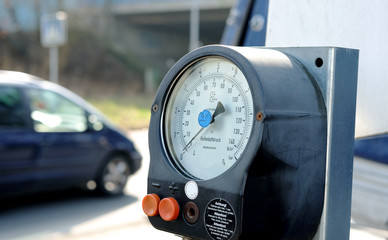 Benutztes Reifendruck Messgerät an einer Tankstelle