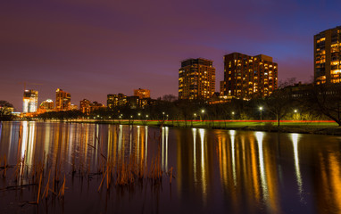 Naklejka premium Milwaukee Wisconsin view from Veterans park Clear Night Sky reflection