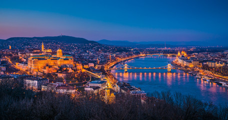 Fototapeta premium Panoramic View of Budapest and the Danube River as Seen from Gellert Hill Lookout Point at Twilight