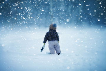 Fototapeta na wymiar baby in the snow