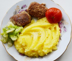 картофельное пюре с котлетами.