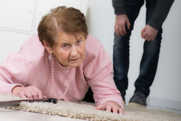 alte frau ruft zur hilfe nach einem sturz