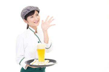 ビールを運ぶウェイトレス