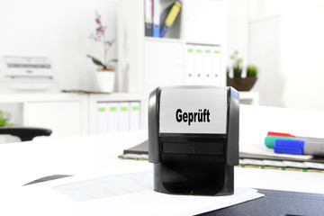 Stempel Modern mit Schrift Geprüft