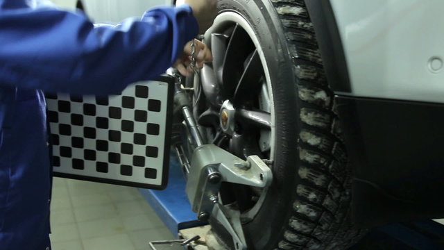 Diagnosis and wheel balancing of car in modern Service station. 