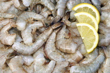Many Raw Green King Size Shrimps With Lemon Slices