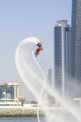 man op flayborde doet flip-jump in internationale wedstrijden in extreme watersporten in Dubai, Verenigde Arabische Emiraten