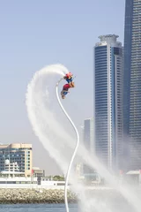 Fotobehang Watersport man op flayborde doet flip-jump in internationale wedstrijden in extreme watersporten in Dubai, Verenigde Arabische Emiraten