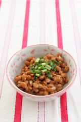 小皿に入れた納豆