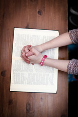 Hände auf einer Bibel - 106096646