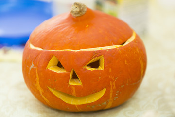 Тыква на Хеллоуин с глазами, носом и улыбающимся ртом