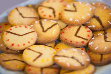 Песочное печенье в форме часов со стрелками