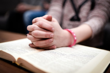 Hände auf einer Bibel