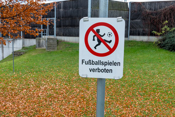 Schild Fußballspielen verboten,