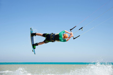 Junger Kitesurfer springt