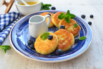 Cheesecakes of cottage cheese with honey and berries for breakfa