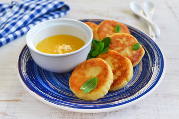 Cheesecakes of cottage cheese with honey and berries for breakfa