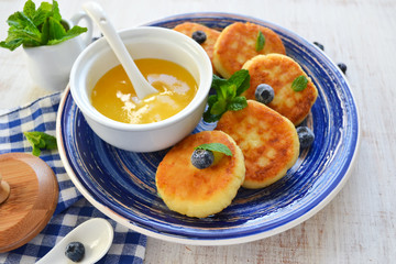 Cheesecakes of cottage cheese with honey and berries for breakfa